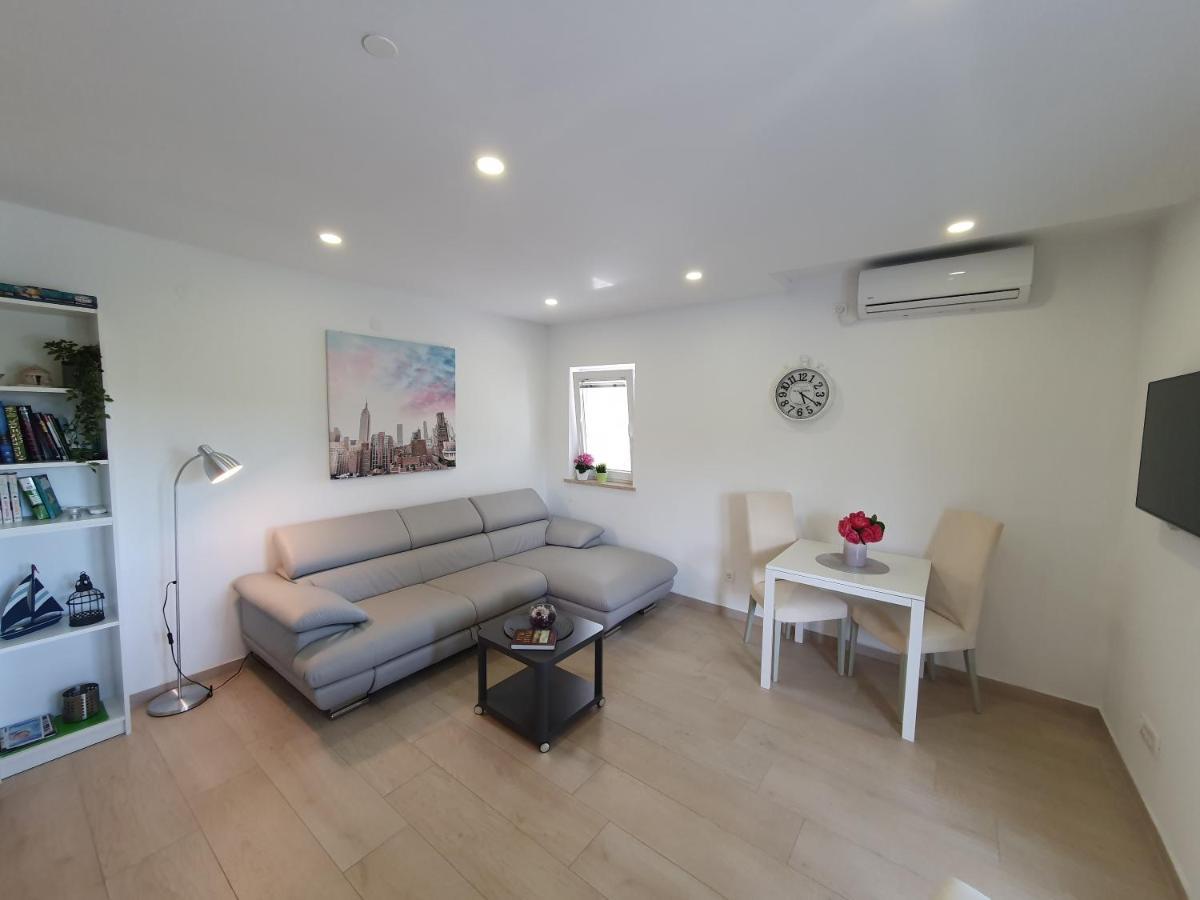 Apartmani Melanie Πόρετς Εξωτερικό φωτογραφία